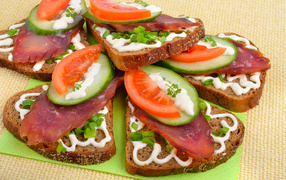 Аппетитные бутерброды с колбасой, помидорами и огурцами