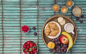 Ягоды со свежими круассанами и кофе на завтрак