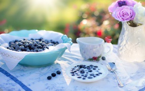 Черника с молоком на завтрак