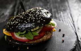 Черный гамбургер на столе