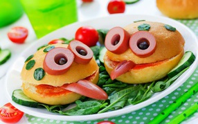 Креативные булочки с овощами и сосисками