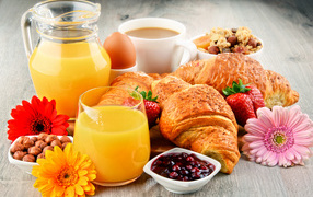 Круассаны, сок, орехи, яйцо и мюсли на завтрак 