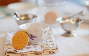 Чашка чаю с печеньем Мария на столе