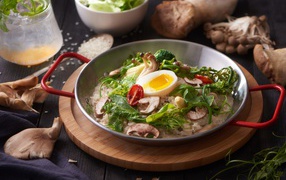 Вкусный рис с овощами и яйцом на столе