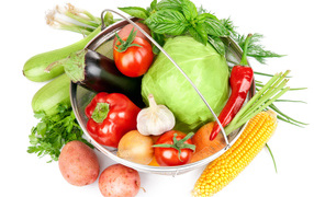 Свежие овощи на белом фоне 