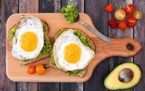 Бутерброды с яичницей на разделочной доске 