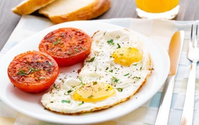 Fried eggs with fried tomatoes