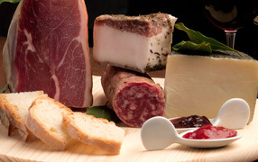 Ветчина, сало, колбаса,сыр и хлеб на столе