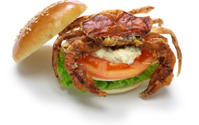 Гамбургер с овощами и крабом на белом фоне