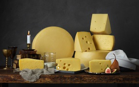 Твердый сыр на столе с книгами 