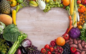 Сердце из овощей на деревянном фоне 