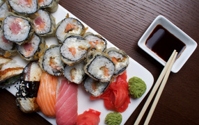 Горячие роллы с рыбой на столе с соевым соусом 