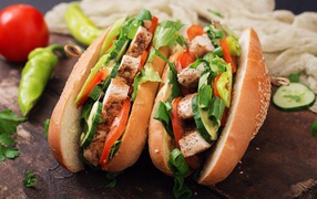 Hotdog with chicken and vegetables