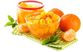 Варенье из мандариновых корок со свежими фруктами на столе