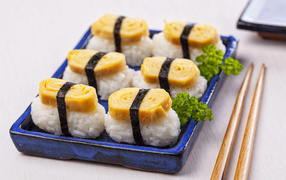 Японская еда на столе с палочками  