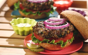 Сочный гамбургер на столе с соусом 