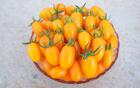 Оранжевые помидоры на тарелке крупным планом