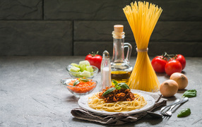 Паста с гарниром на столе с овощами и маслом