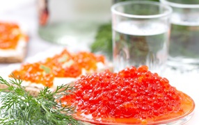 Красная икра с укропом на праздничном столе