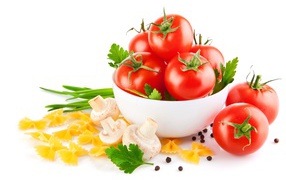 Красные помидоры, паста, лук и шампиньоны на белом фоне