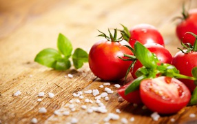 Красные помидоры с солью на столе