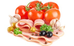 Спелые красные помидоры с беконом, чесноком и оливками на белом фоне