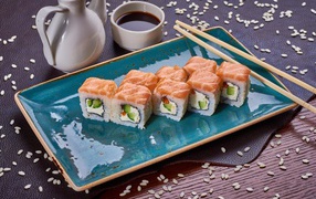 Роллы Филадельфия на столе с соевым соусом