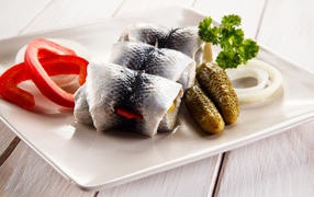 Рулетики из сельди с солеными огурцами и болгарским перцем