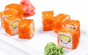 Роллы с васаби и имбирем на белом фоне
