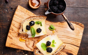 Sandwiches with cheese, honey and blueberries