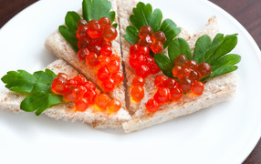 Бутерброды с красной икрой и листиками петрушки
