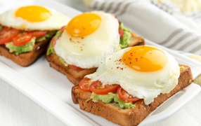 Бутерброды с помидорами и яичницей