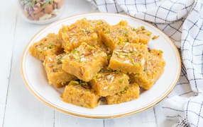 Кусочки сыра тофу на тарелке