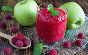 Смузи с малиной и зелеными яблоками в стакане