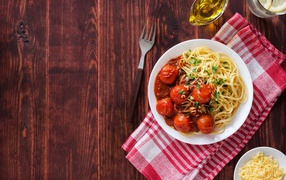 Спагетти с помидорами и сыром на столе