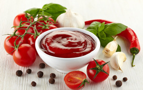 Томатный соус на столе помидорами, чесноком, и горьким перцем