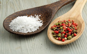 Деревянные ложки с солью и с перцем