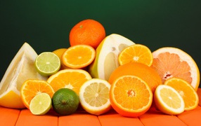 Аппетитные цитрусовые фрукты на столе