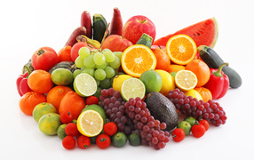 Аппетитные спелые фрукты и овощи на белом фоне