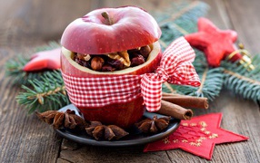 Яблоко с орехами внутри перевязано бантом