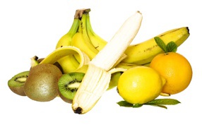 Бананы, киви, лимон и апельсин на белом фоне
