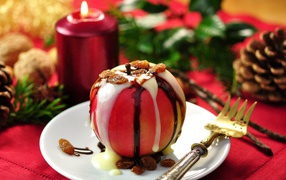 Рождественский десерт из яблока с изюмом и сыром на столе