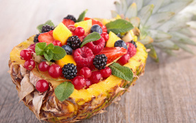 Свежие ягоды в ананасе