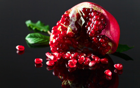 Чищенный гранат на сером фоне крупным планом