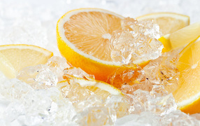 Кусочки апельсина со льдом
