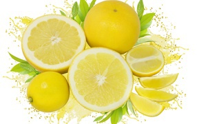 Спелые сочные желтые лимоны с соком на белом фоне