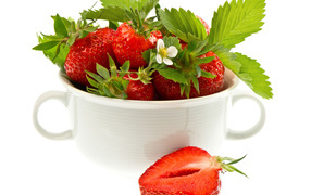 Спелая красная клубника на белом фоне