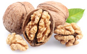 Грецкие орехи на белом фоне крупным планом