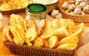Гренки на столе с чесноком и соусом
