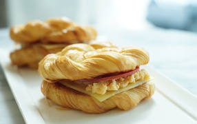 Две булочки с сыром и колбасой на столе